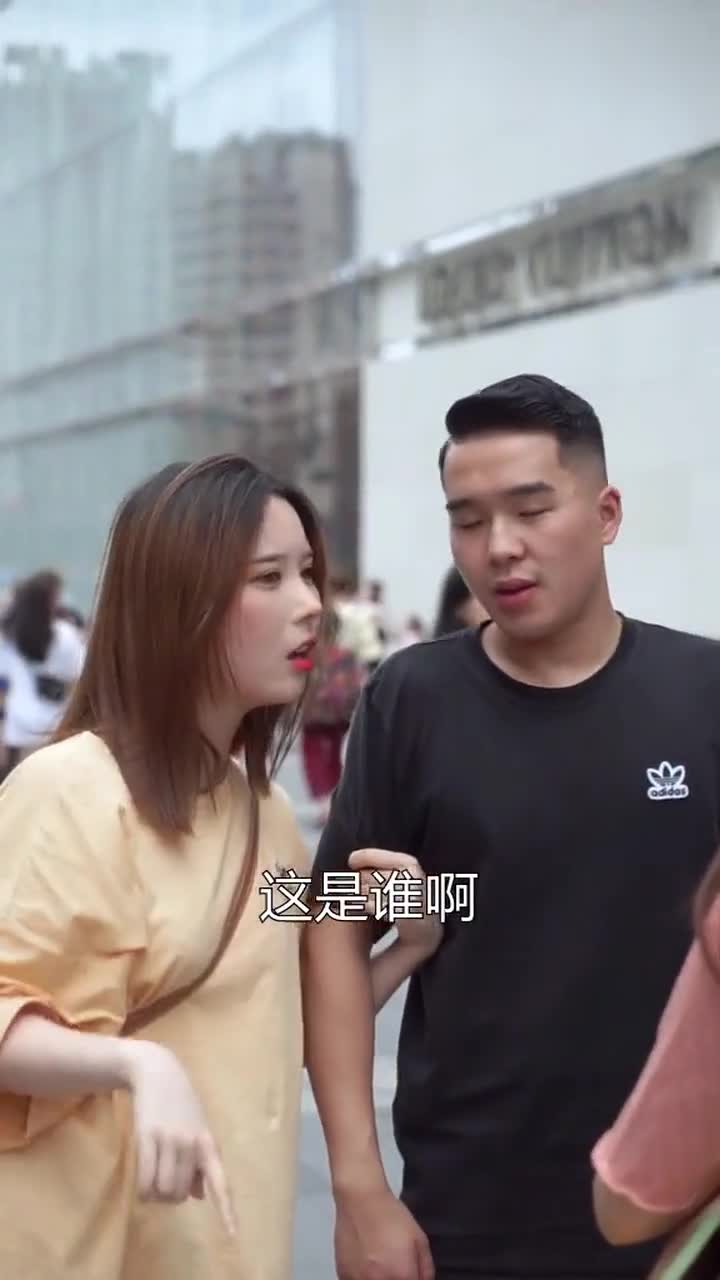 恋情添锤 张靓颖被拍与绯闻男友共聚,二人深夜同返酒店
