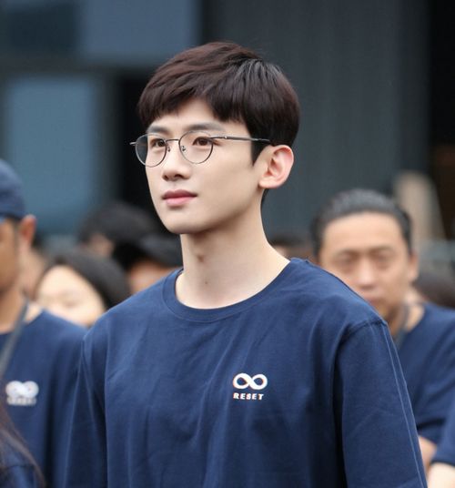顶流男神强势回归，新片口碑引爆期待！
