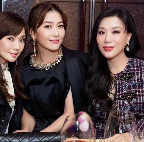 岁吕良伟朋友聚餐，小岁富婆娇妻低调随行，容颜依旧不老