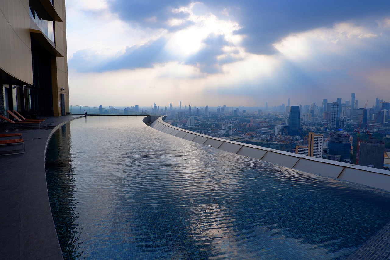 泳池畔的优雅与邂逅，一场现代都市的浪漫钓鱼记
