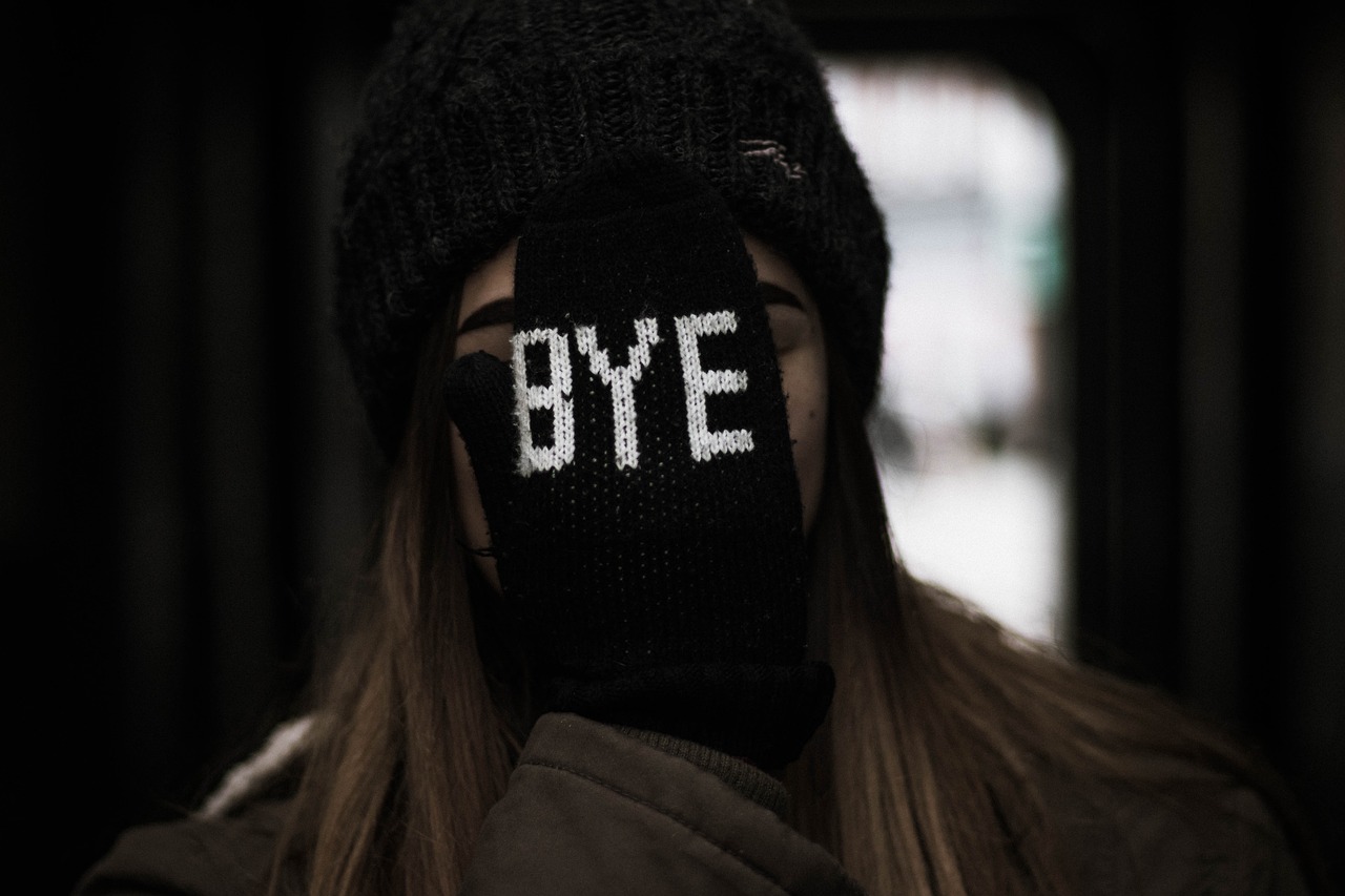 女子清晨纵火后跳楼，事件背后的真相与回应