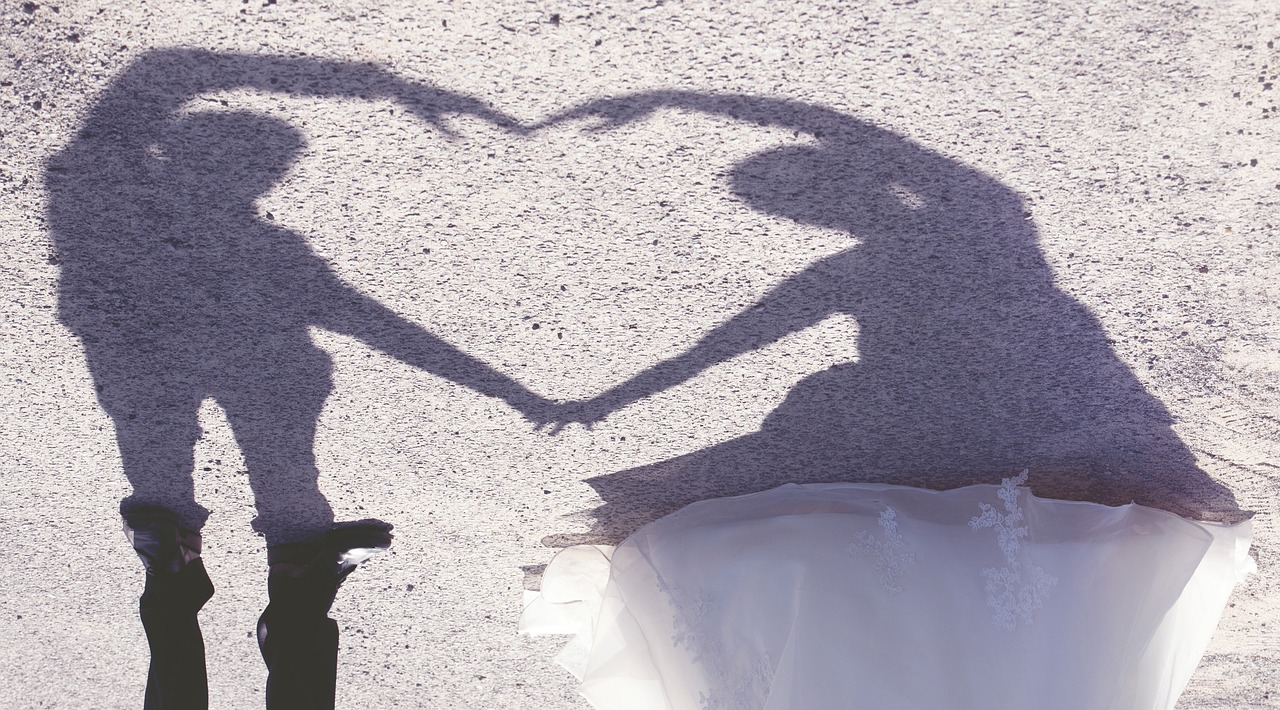 女子未婚怀双胞胎，彩礼背后的情感与责任探讨