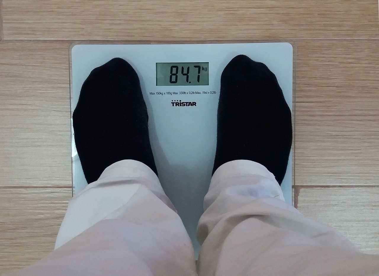 男子为治脂肪肝过度节食致脂肪暴增，警示与反思